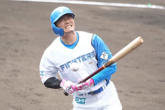 紅白戦で死球を受けた日本ハム・西川遥輝【写真:町田利衣】