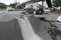 熊本県氷川町では地震の影響で道路が大きく変形。信号も停電で機能しなくなり、ドライバーは普段とはまったく異なる状況への対応を迫られた