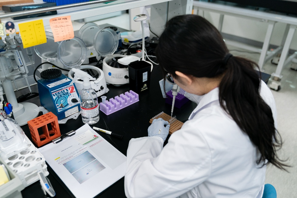 自分の「便」が世界の⼈々の健康に役⽴つ！？ ″腸活″をリードする「マイクロバイオーム」とは――韓国の壮大ラボに潜入