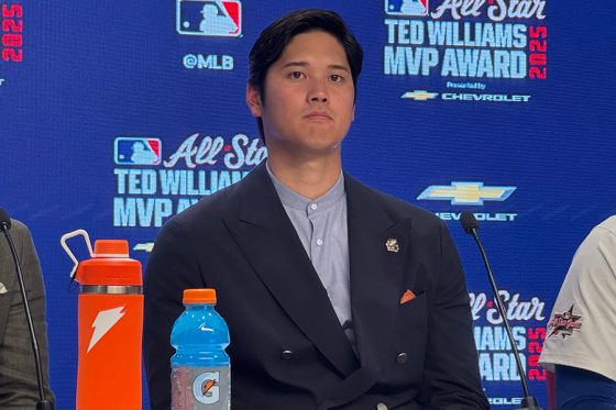 交代後に取材に応じたドジャース・大谷翔平【写真:小谷真弥】