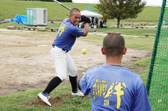 「3秒ティー打撃」に取り組む門真ビックドリームスの選手たち【写真：橋本健吾】