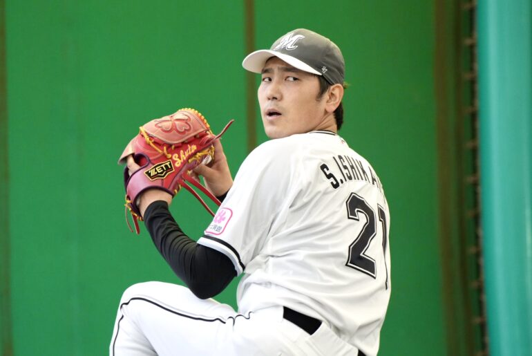 ブルペンで投球練習をするロッテ・石川柊太［撮影＝山下拓人］
