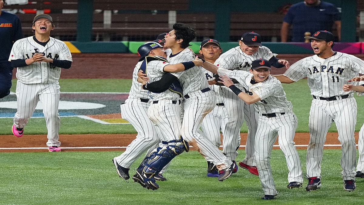 事*料様 1of1 BBM 中村悠平　ヤクルトスワローズ　WBC 侍ジャパン　直 世界一捕手”ヤクルト・中村悠平が侍Jに選出され「日の丸を背負う