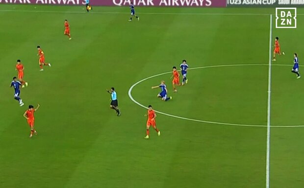 サッカーU-23日本代表FWが倒される 中国代表DFのラフプレーが物議