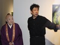 横尾忠則現代美術館の開館記念展会場で、瀬戸内寂聴さん(左)に作品について語る横尾忠則さん=神戸市の同美術館で2012年11月2日、岸桂子撮影