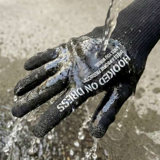 ニットなのに完全防水!? 釣りブランドの作業を止めない“究極の防寒ギア”