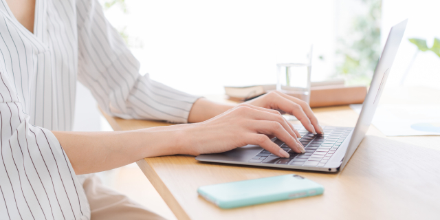 コロナ禍には在宅勤務を導入した企業が多かったが…（shimi / PIXTA）