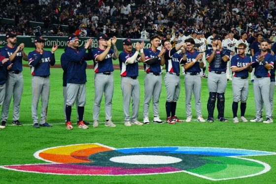 試合終了後、整列するチェコ代表の選手たち【写真：荒川祐史】