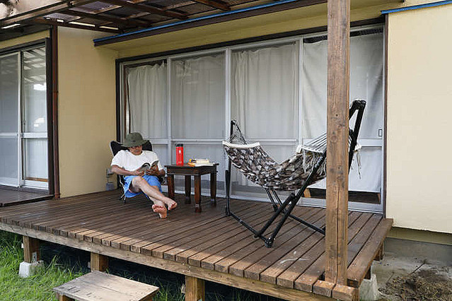 ポリカーボネイト製の波板を貼ってついに完成 Diyでウッドデッキ自作顛末記 ライブドアニュース