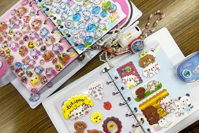 友達とシール交換、どんなシールを持っているかも重要に…。写真はイメージです