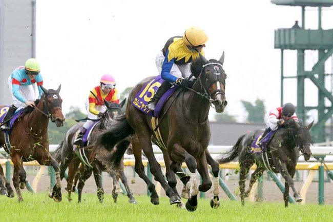 カムニャックでオークスを制覇したシュタルケアンドレアシュ・シュタルケ（中央）【写真：スポーツ報知/アフロ】