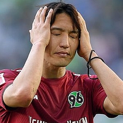 試合後に肩を落とすハノーファー原口元気 この敗戦は僕に責任があります ライブドアニュース