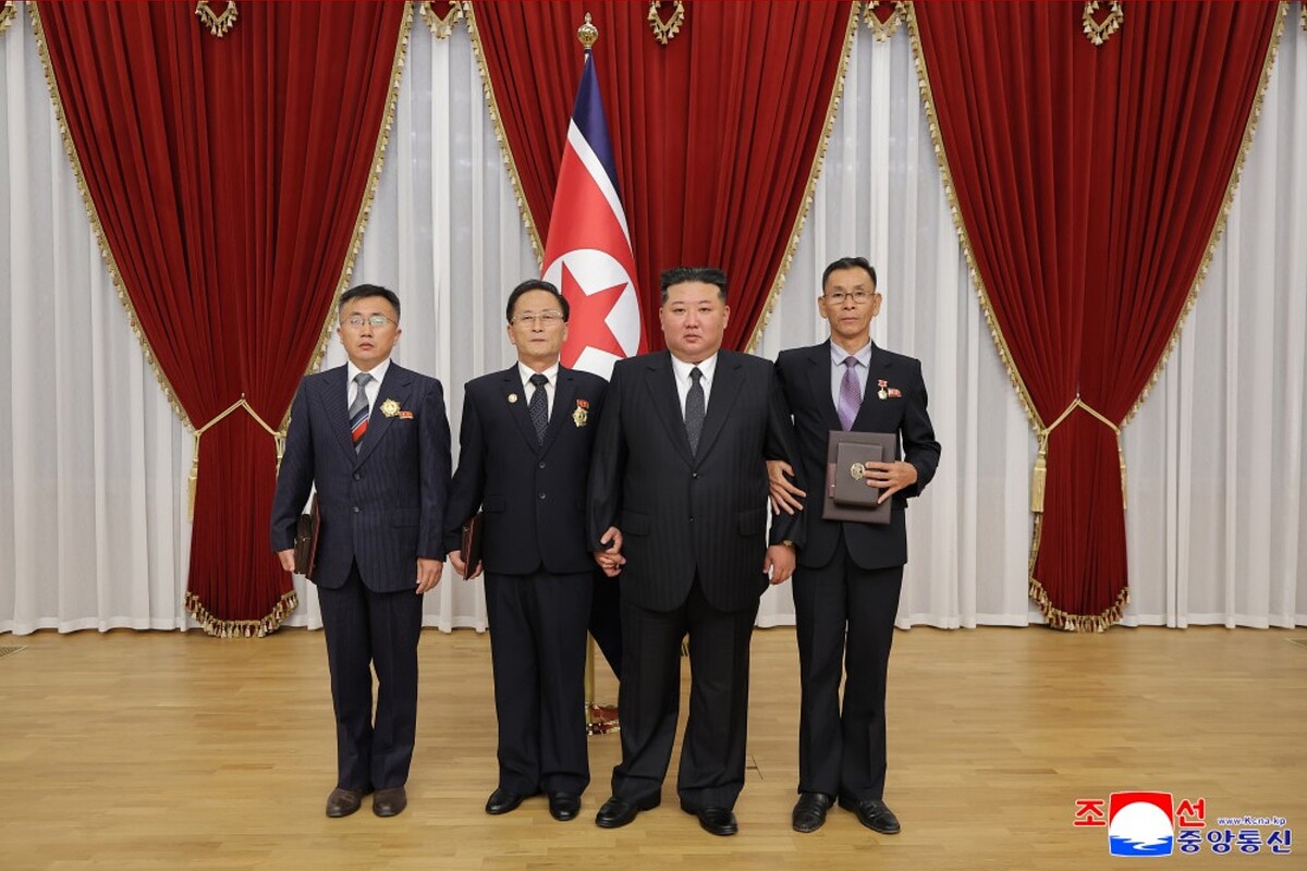 兵器開発で重要な貢献をした科学者らを表彰した金正恩氏（2026年8月30日付朝鮮中央通信）