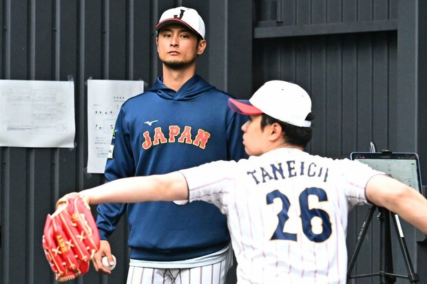 捕手にもアドバイスしたダルビッシュ。手前は種市篤暉