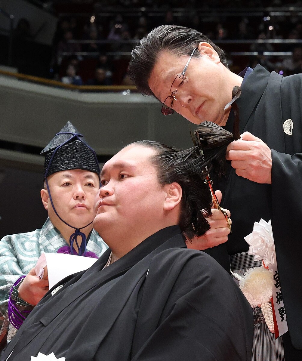 決定】照ノ富士、引退相撲は2026年1月31日に 土俵入りへ向け再び体作りも https://t.co/9i6mvfJAJn 照ノ富士親方が9日、年寄「 伊勢ケ浜」を襲名し、伊勢ケ浜部屋継承会見を実施。会見後に、引退相撲の日程を発表した。大銀杏姿で最後の土俵入りを披露し、断髪式でまげに ... 照ノ富士引退断髪伊勢ヶ濱襲名披露パーティー記念 GOBI カシミヤ マフラー