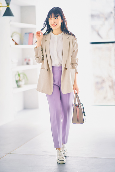 旬のオフィスカジュアルには白スニーカーがマスト 職場で浮かないアイテムは Peachy ライブドアニュース