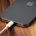 iPhone16標準モデルのバッテリーの画像が流出 金属製ケースになるか