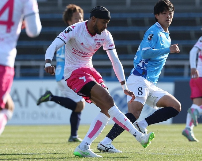 栃木Cで新たなキャリアを刻む鈴木。古巣の横浜FCとの一戦では先制点の起点に。写真：滝川敏之