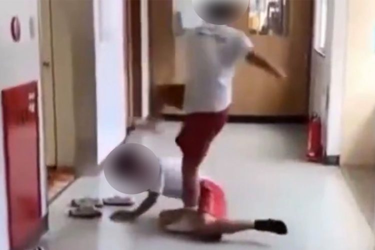 後頭部を蹴る一幕も…（Xより）