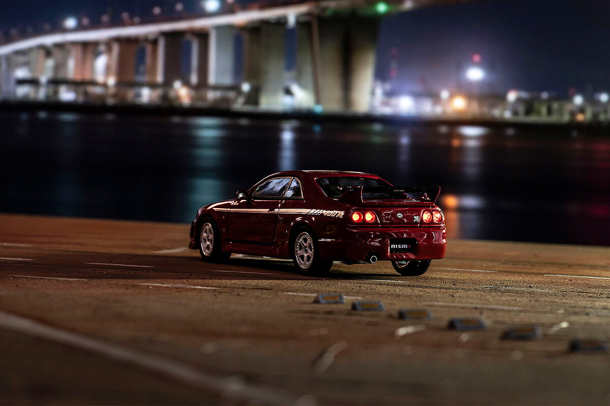 1/64スケールでライトが点灯？ 京商からファミマで買えるミニカー