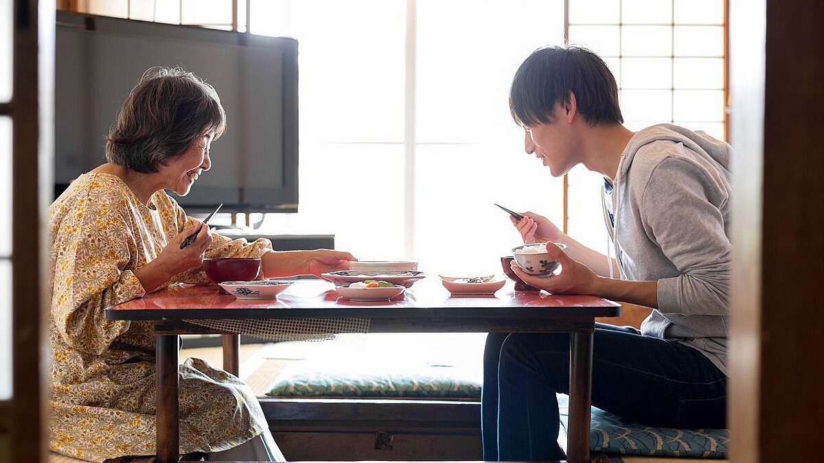 これは親孝行なんだよ…36歳“出戻り息子”が放った「戦慄のひと言」。年金月23万円から小遣い月5万円を笑顔で渡す「母の献身」と「父の憂鬱」