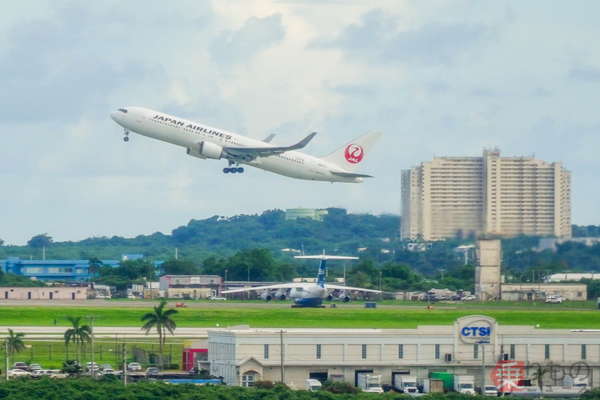 JALの「成田〜グアム線」の様子(乗りものニュース編集部撮影)。