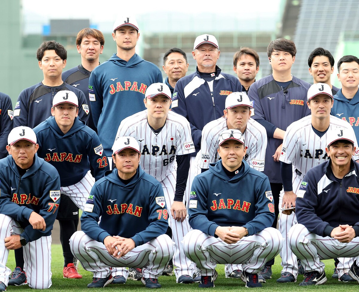 キャンプを打ち上げ記念撮影に収まる（前列左から）梵内野守備走塁コーチ、亀井外野守備走塁コーチ、吉見投手コーチ、松田野手総合コーチ（中列同）隅田、松本、小園、坂本とダルビッシュ（後列左から３人目）＝撮影・伊藤笙子