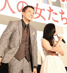 映画「人間失格　太宰治と3人の女たち」公開記念舞台あいさつで沢尻エリカの暴露に照れ笑いを浮かべる小栗旬