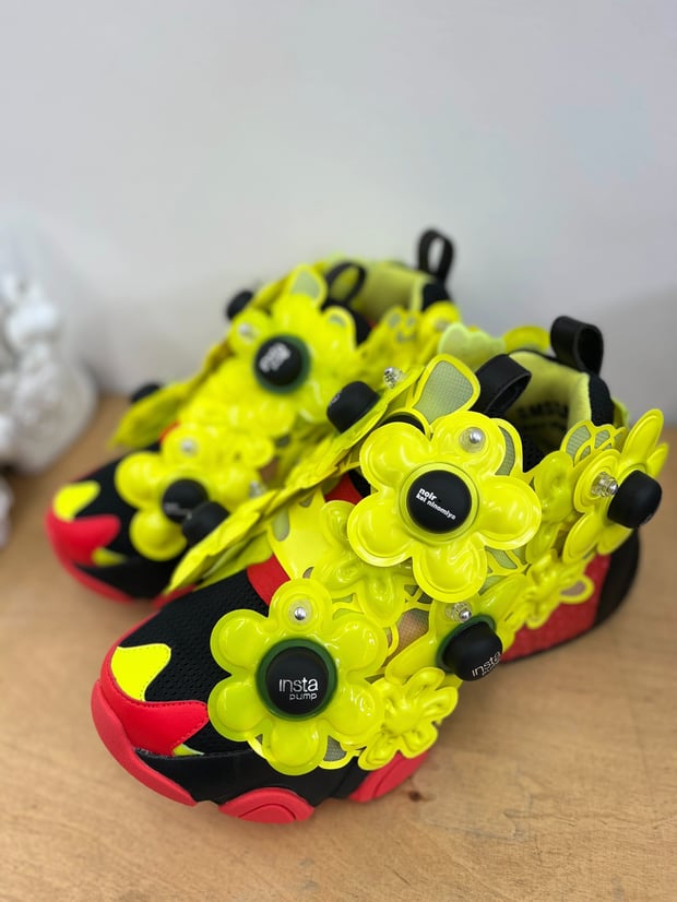 ノワールケイニノミヤ リーボック コラボお花スニーカー ノワール ケイ ニノミヤ×リーボック、フラワーモチーフの厚底ポンプ