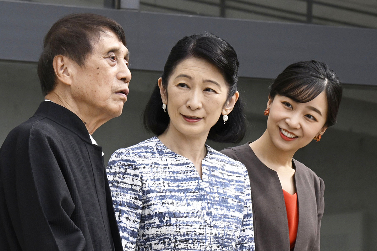  安藤忠雄氏の説明を聞かれる紀子さまと佳子さま（写真：共同通信） 