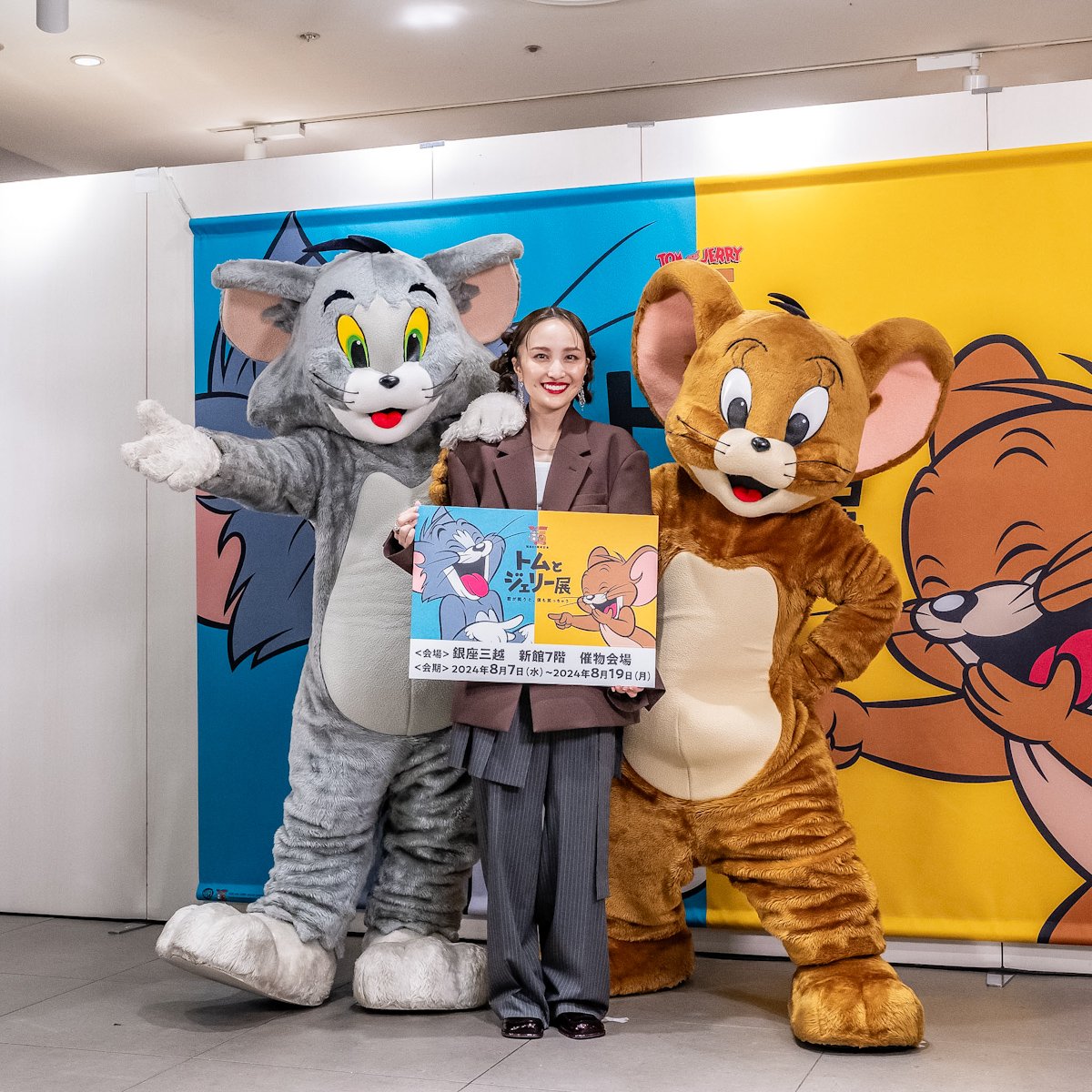 トムとジェリー展 2024　85周年記念展　くまみね　コラボ Tシャツ　現場猫 トムとジェリー展 2024 85周年記念展 くまみね フラットポーチ 現場猫