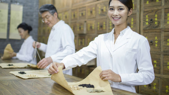 中国医学は「自然治癒力」を高める AIとツールを統合する取り組み