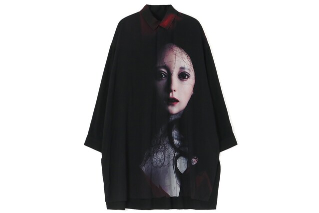 Y′s“人形プリント”の黒ロングシャツ＆Tシャツが表参道限定で
