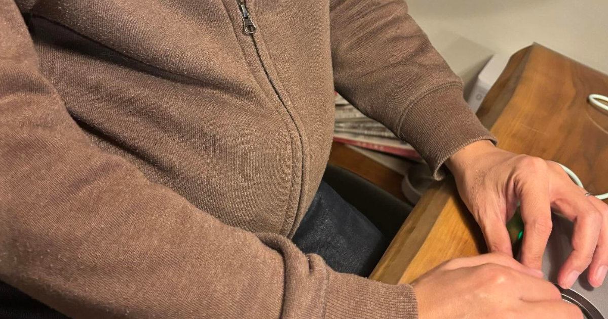 猫との生活を反対していたパパ 服の中にいるのは猫ちゃん