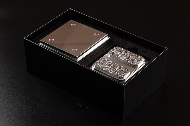 サイズは1 4 素材は超々ジュラルミン 職人のワザが光る超レア将棋盤 駒 ライブドアニュース