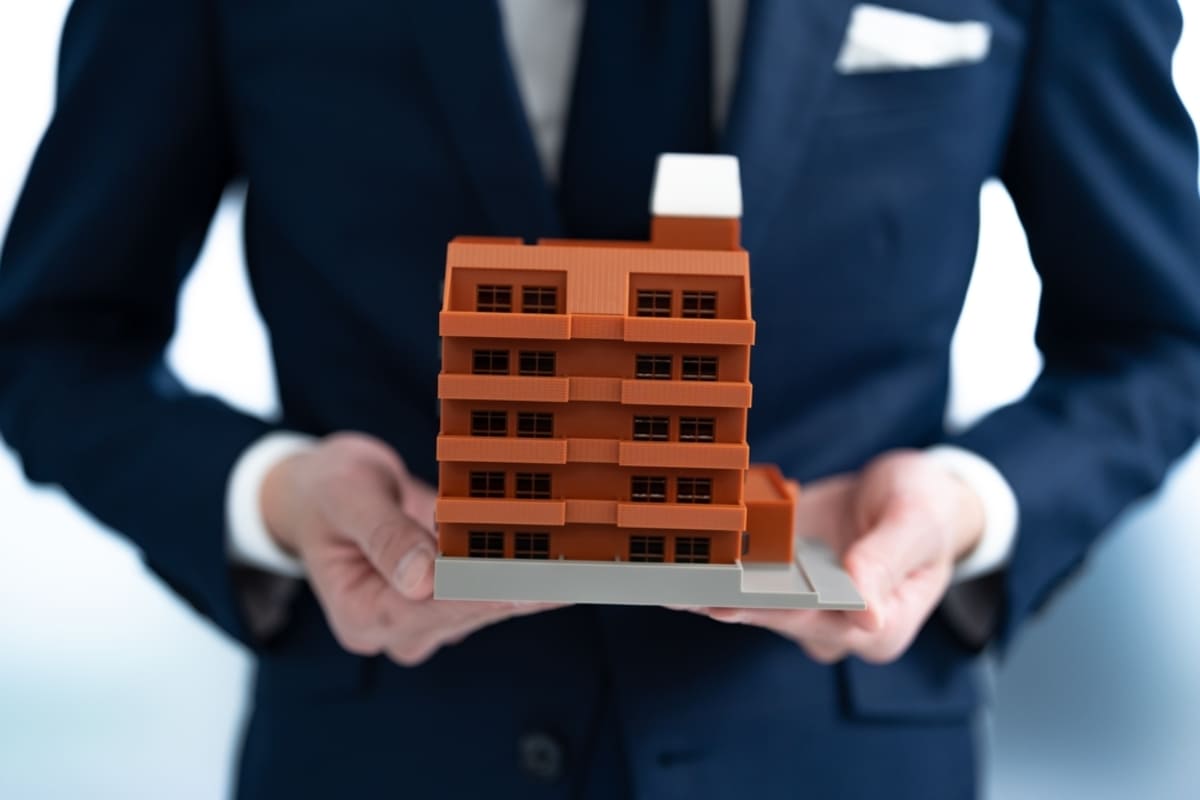 定年後に“マンションの管理人”を始めた63歳の知人。週4日の勤務で「月15万円くらい」と言っていますが、実際の相場は？ 私にもできる仕事でしょうか？