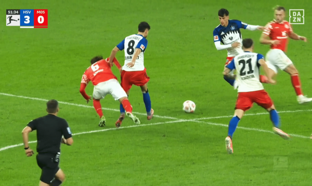 体当たりを食らってバランスを崩す佐野海舟