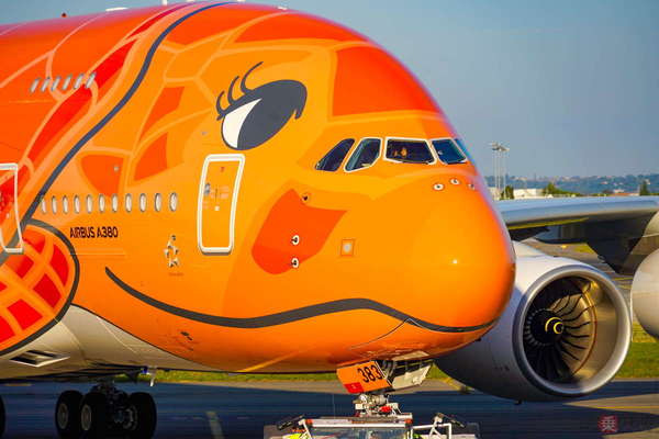 ANA「オレンジの超BIGウミガメ旅客機」A380の3号機 激映え天候で仏を