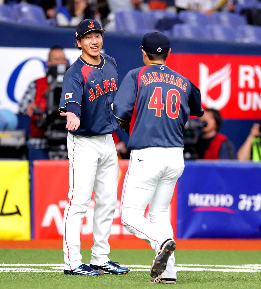 ７回を抑えて中山礼都（右）を出迎える大勢（左）（カメラ・岩田　大補）