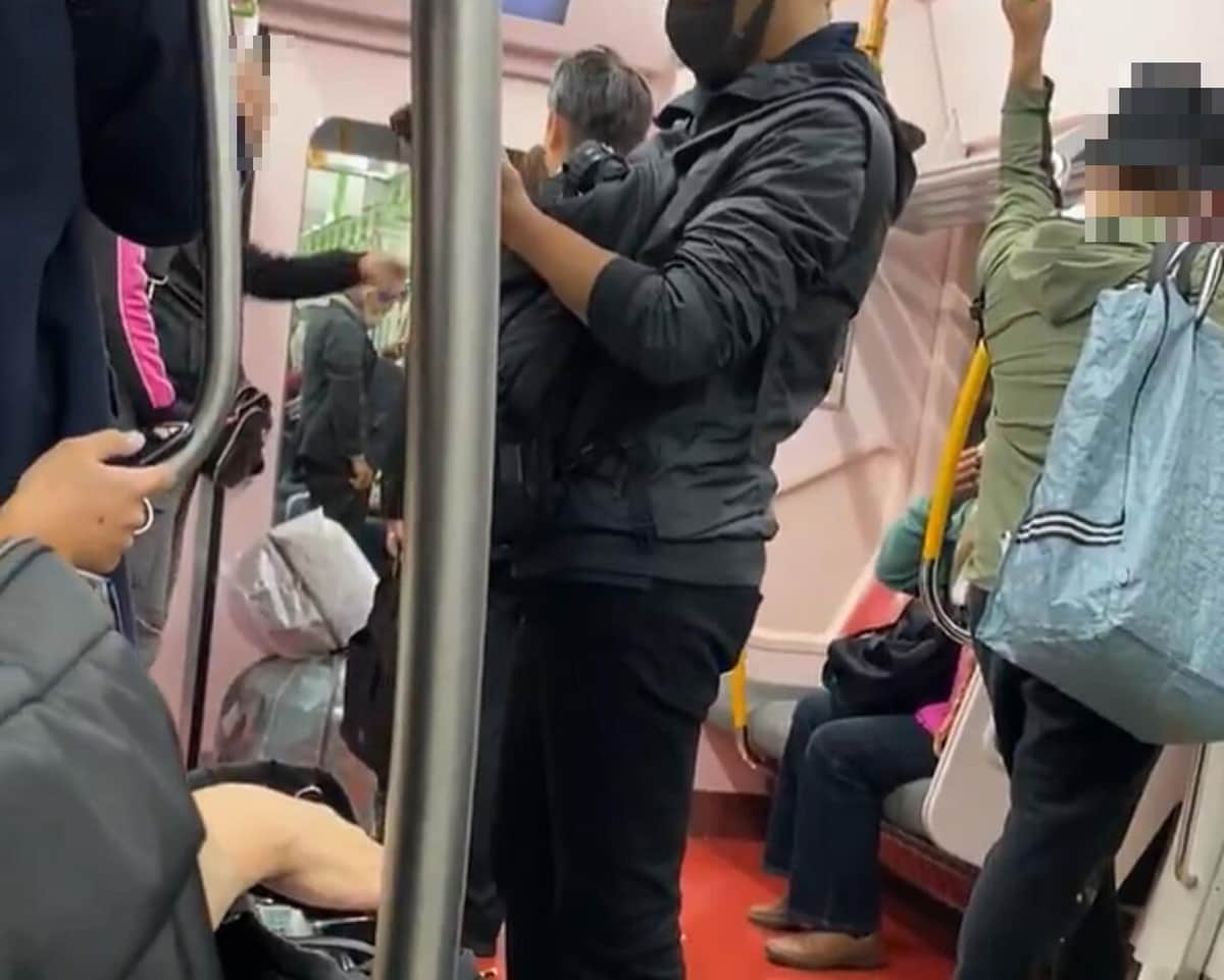 女性客に怒鳴る年配男性客（左側、Xで投稿された動画から）