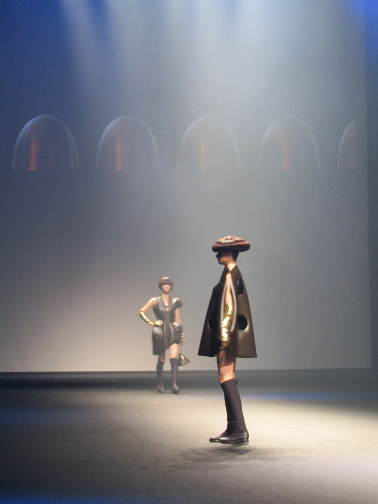 「きのこの山」ファッションショー開催「JUNKO KOSHINO」と異色のコラボ