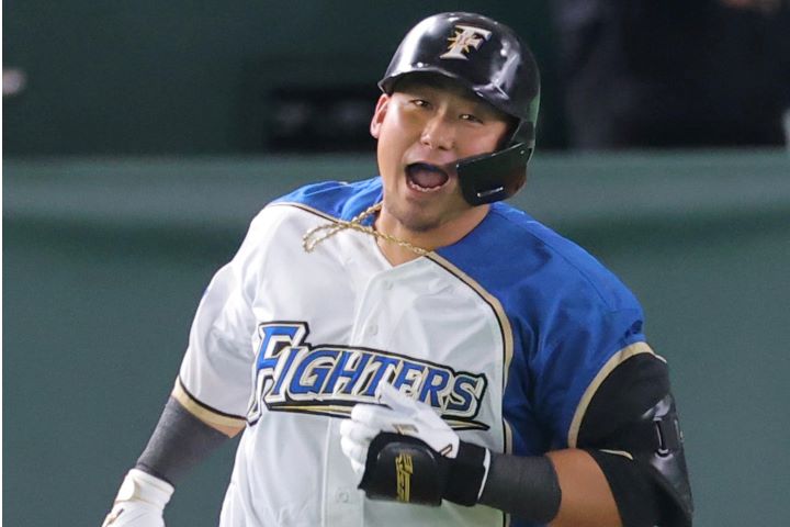 中田翔さんが古巣・日本ハムのメンバーに「お疲れ様会」 SNSで報告