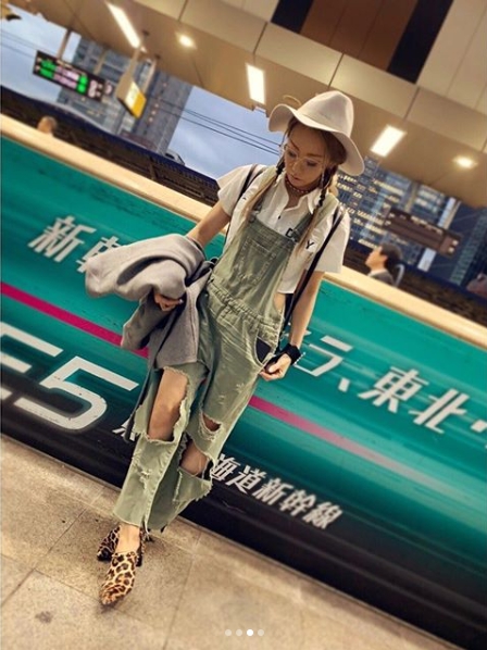 倖田來未 オーバーオール M 倖田來未、ダメージサロペットから美脚覗かせショットに反響「お腹が