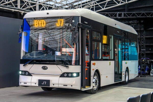 BYDの新たな中型EVバス「J7」(画像:BYD)