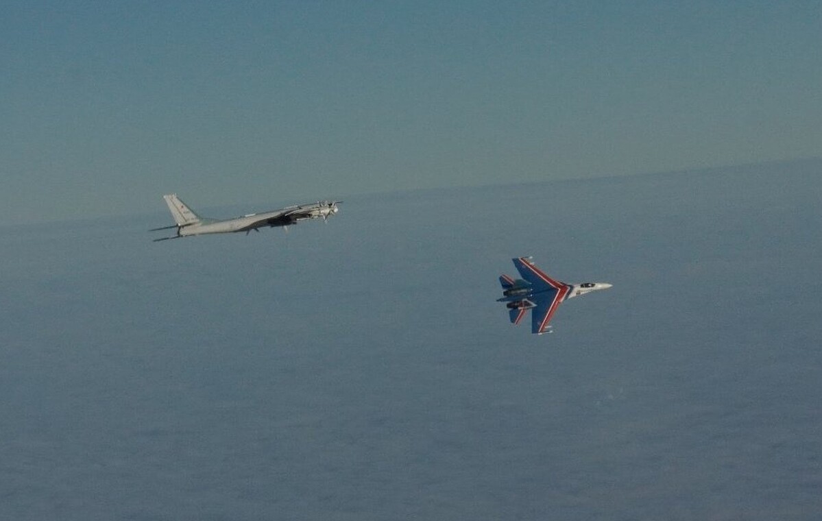 ロシアの長距離爆撃機Tu-95とロシアンナイツ所属のSu-35S（ノルウェー軍提供）