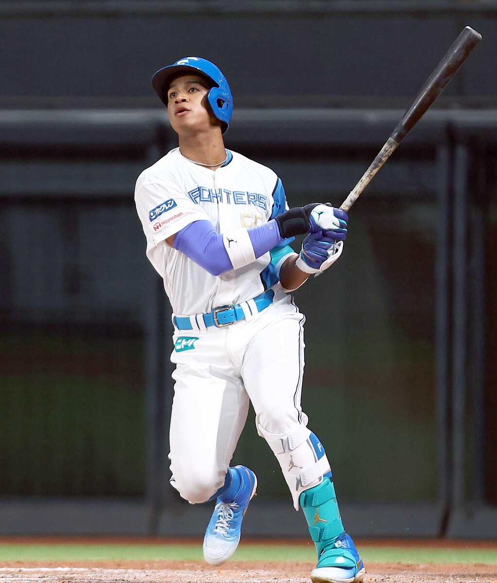 6回、2ランを放つ万波(撮影・中島達哉)