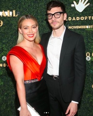 21日に晴れて夫婦になったヒラリー・ダフ&マシュー・コーマ(画像は『Hilary Duff 2019年10月14日付Instagram「Threatening to unzip my dress.」』のスクリーンショット)