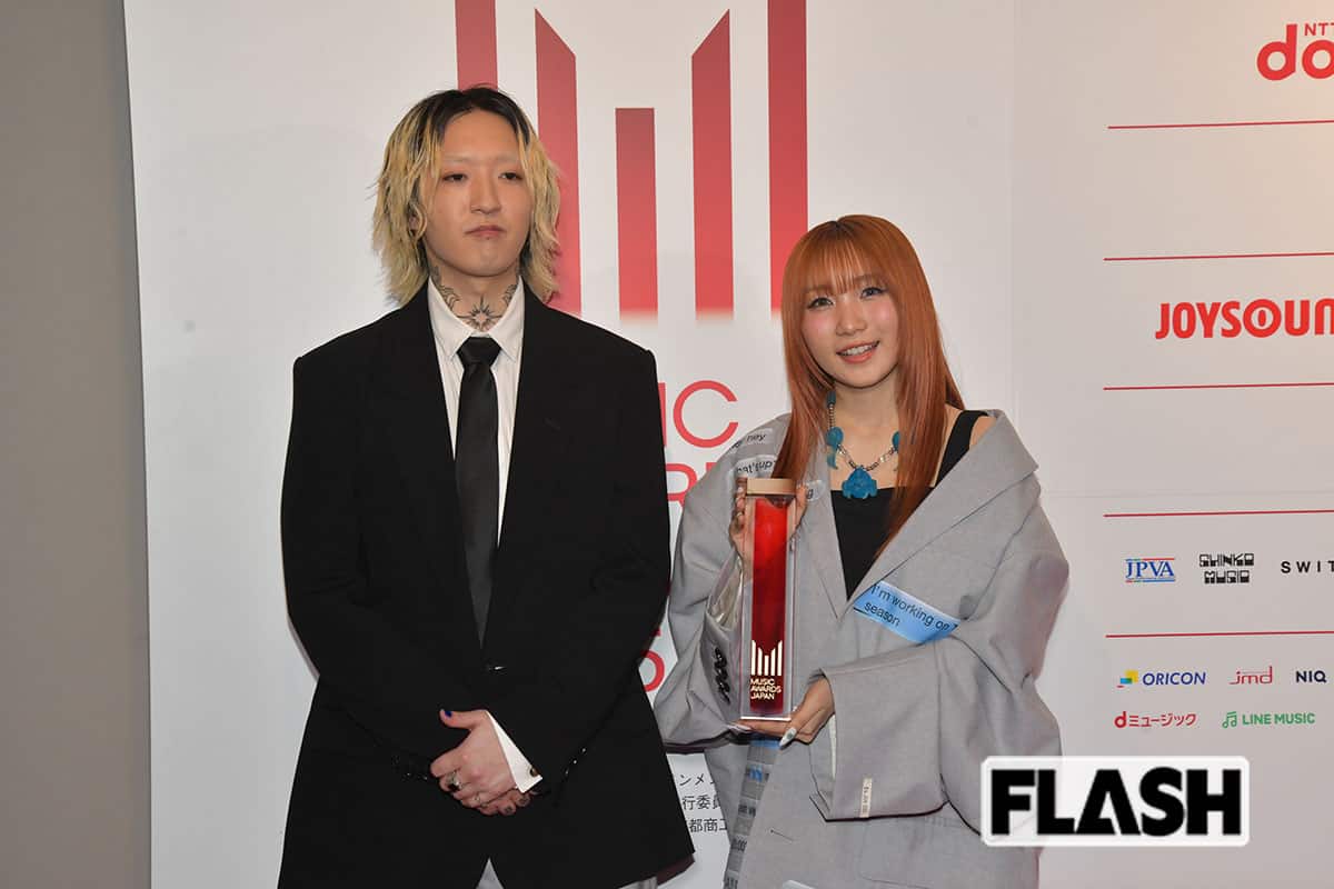 YOASOBIの新ビジュアルのロゴが話題「aespaみたい」の声も