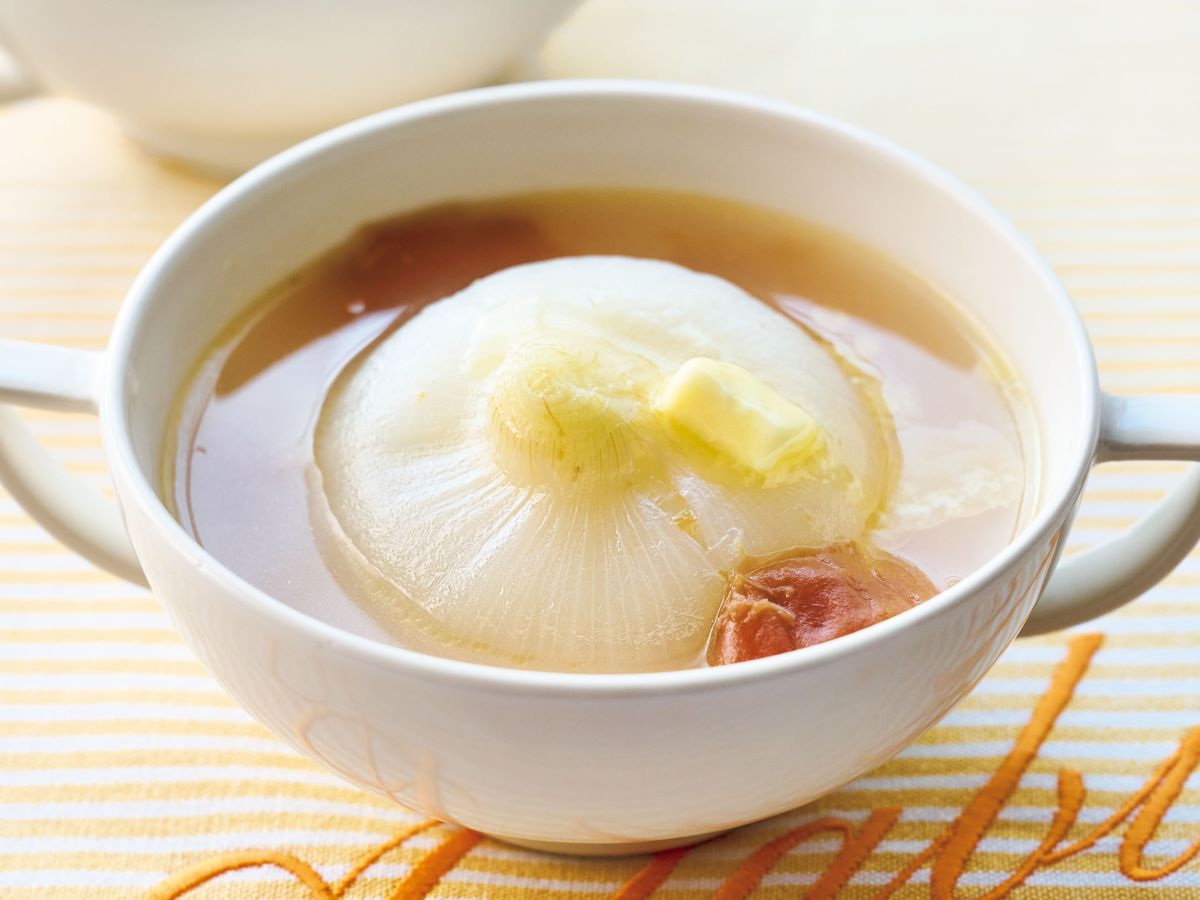 新玉ねぎ1個丸ごとドン!甘くてとろける『梅干しバタースープ』栄養士の腸活レシピ