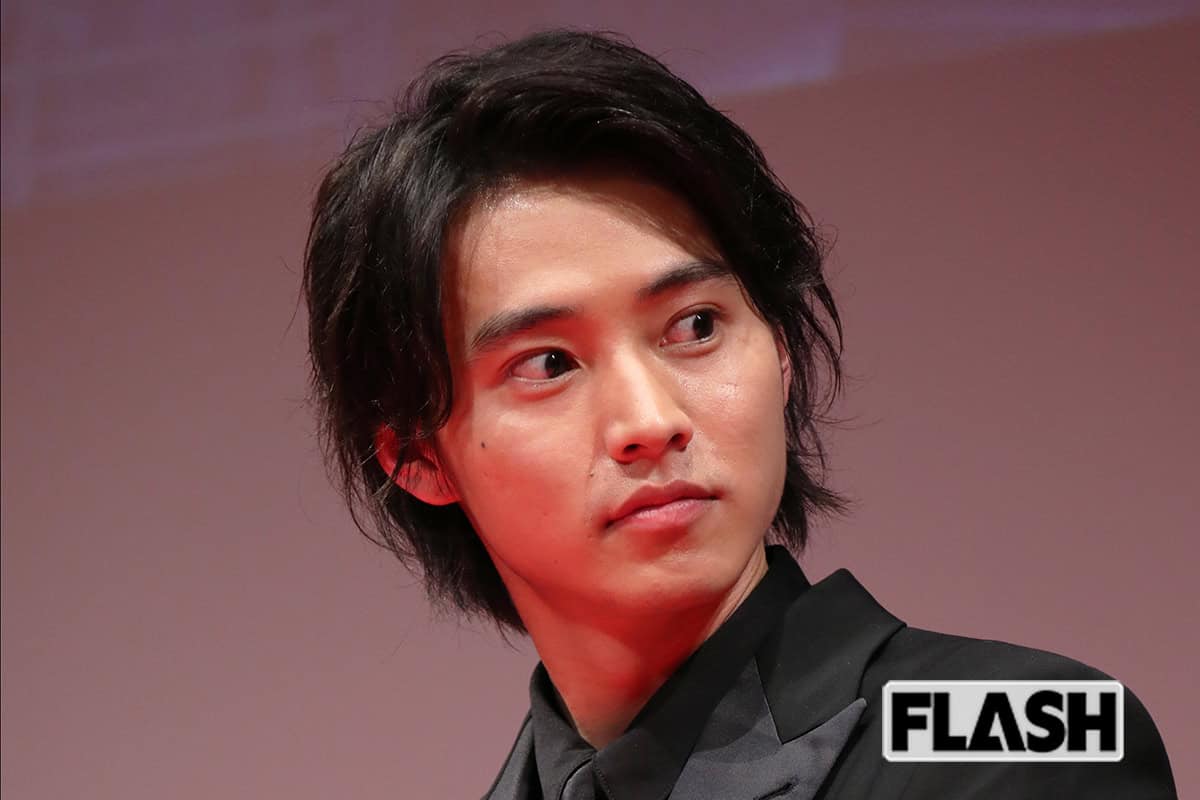 山崎賢人が「バナナサンド」に眼帯姿で出演 心配の声続出